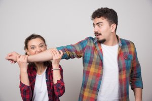 mujer joven agrede al hombre violencia en la relacion de pareja